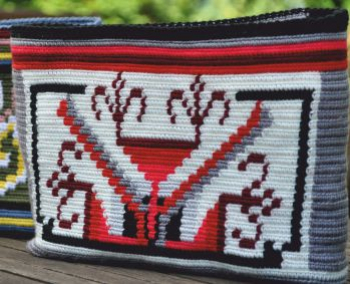 gentuta handmade ornamentata cu motivul popular din Transilvania aripile rotilor de moar 