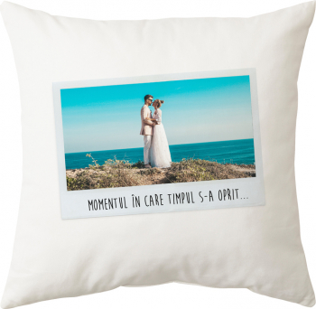 Perna personalizata patrata alba Momentul in care timpul s-a oprit poliester 40 40 cm 