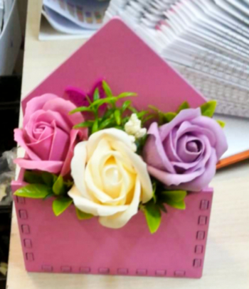 Aranjament floral in cutie plic roz - OMIS01284 - 23h Events 