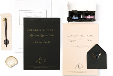 Kit Caligrafie Premium Amalia Calligraphy Set complet cu 1 toc 3 penite 3 cerneluri 3 caiete de lucru