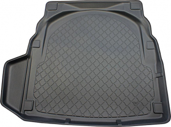 Tavita portbagaj Premium Mercedes E W212 M.2.1 carsoserie sedan sunt vizibile elementele de plastic din spatele banchetei 