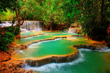 Fototapet de perete autoadeziv si lavabil Cascada verde in trepte 270 x 200 cm 