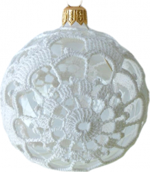 Glob de craciun imbracat in dantela alba lucrata manual diametru de 10 cm 