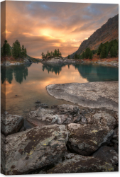 Tablou luminos in intuneric GlowforHome Vedere spre Lacul Apusului cu un mal stancos 60 cm x 40 cm 