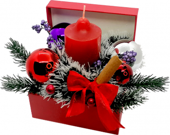 Aranjament Craciun ArtDeco Magic cu lumanare rosie parfumata globulete multicolore baton de scortisoara brad artificial si beteala 