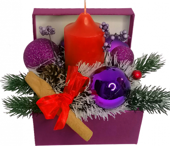 Aranjament Craciun ArtDeco Magic cu lumanare rosie parfumata globulete violet baton de scortisoara brad artificial si beteala 