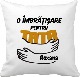 Perna personalizata patrata Imbratisare pentru tata satinata alba 40x40 cm 