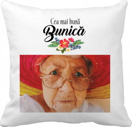 Perna personalizata patrata o poza si mesajul Cea mai buna bunica bonisa creativ satinata alba 40x40 cm 