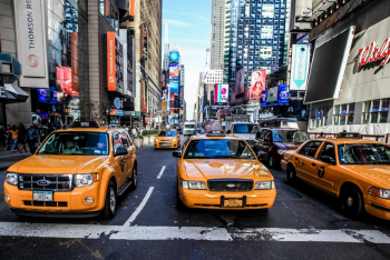 Fototapet Taxiuri galbene in New York 220 x 135 cm 