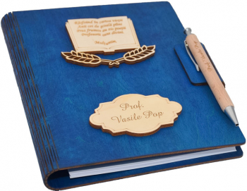 Agenda A5 din lemn personalizata Albastra Piksel Absolvire Profesori Invatatori 100 pagini si pix din lemn inclus 