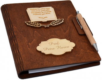 Agenda A5 din lemn personalizata Maro Piksel Absolvire Profesori Invatatori 100 pagini si pix din lemn inclus 