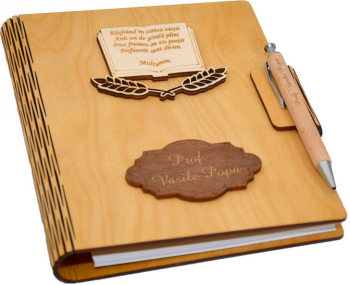 Agenda A5 din lemn personalizata Natur Piksel Absolvire Profesori Invatatori 100 pagini si pix din lemn inclus 