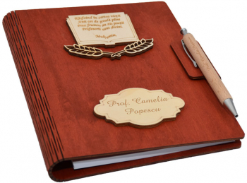 Agenda A5 din lemn personalizata rosie Piksel Absolvire Profesori Invatatori 100 pagini si pix din lemn inclus 