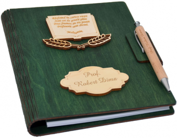 Agenda A5 din lemn personalizata Verde Piksel Absolvire Profesori Invatatori 100 pagini si pix din lemn inclus 