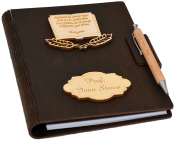 Agenda A5 din lemn personalizata Wenge Piksel Absolvire Profesori Invatatori 100 pagini si pix din lemn inclus 