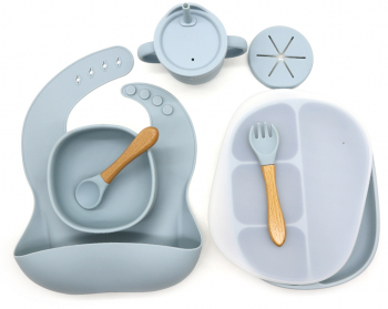 Set hranire bebe din silicon 1 baveta 1 farfurie compartimentata 1 bol cu ventuza lingurita si furculita cana gustari dusty blue