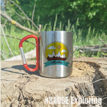Cana Cadou Personalizata cu Carabiniera Outdoor Munte Drumetie Cabana Bocanci Overlanding 4x4 Gratar Padure Natura - Badge - Exploring 