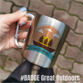 Cana Cadou Personalizata cu Carabiniera Outdoor Munte Drumetie Cabana Bocanci Overlanding 4x4 Gratar Padure Natura - Badge - Great Outdoors 