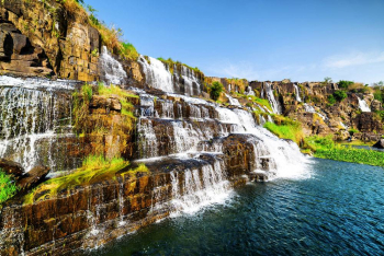 Fototapet de perete autoadeziv si lavabil Cascada in Vietnam 300 x 250 cm 