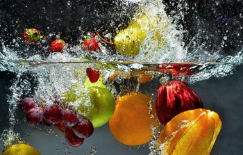 Fototapet autocolant Fructe in apa 250 x 150 cm 