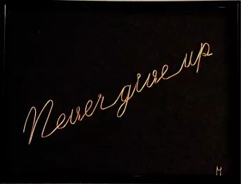 Tablou Never give up sculptura in fir continuu de sarma non-tarnish auriu de 1 mm rama neagra 20x15 cm fundal negru 