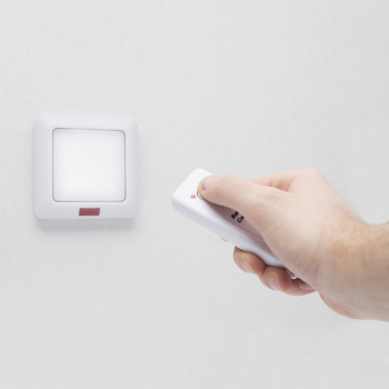 Lampa de perete cu telecomanda - functioneaza cu baterii 