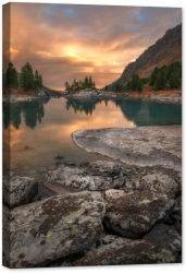 Tablou canvas luminescent luminos in intuneric GlowforHome Dualv-View rama lemn fosforescent Vedere spre Lacul Apusului cu un mal stan 