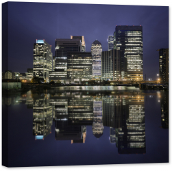 Tablou luminos in intuneric GlowforHome Canary Wharf Ansamblu de cladiri in Londra Anglia oglindire reflexie in apa noaptea 60 cm x 60 cm 