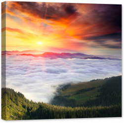 Tablou luminos in intuneric GlowforHome Peisaj montan fantastic apus de soare incredibil nori care acopera valea 60 cm x 60 cm 