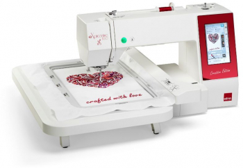 Masina de brodat Elna eXpressive 830L CE 180 modele de broderii 6 fonturi de broderie Alb