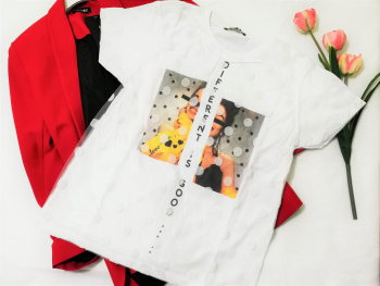 Tricou alb din vascoza cu dantela si print L