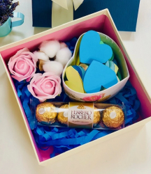 Cutie cadou cu 2 trandafiri de sapun si floare bumbac cutie 30 motive Te Iubesc tip inima si 4 bomboane Ferrero Rocher YODB009 - 23h 