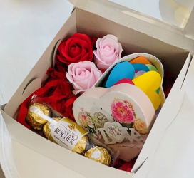 Cutie cadou cu 30 motive Te Iubesc tip inima 3 trandafiri de sapun 4 bomboane Ferrero Rocher YODB003 - 23h Events 