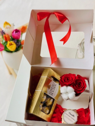 Cutie cadou cu farfurie si ceasca 2 trandafiri criogenati + 1 floare bumbac cutie 8 bomboane Ferrero Rocher borcan cu lumanare YODB017 - 