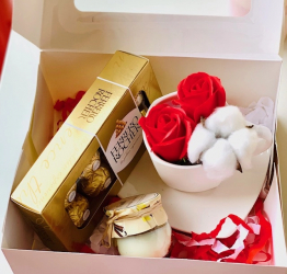 Cutie cadou cu farfurie si ceasca cu 2 trandafiri de sapun + 1 floare bumbac lumanare in borcan si cutie 8 bomboane Ferrero Rocher YODB012 