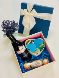 Cutie cadou cu sticla vin 187 ml cutie cu 30 motive Te Iubesc tip inima si 4 bomboane Ferrero Rocher YODB010 - 23h Events 