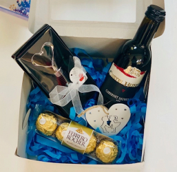Cutie cadou sticla vin 187 ml dop in forma inima pentru sticla in Cutie 4 bomboane Ferrero Rocher inima lemn YODB004 - 23h Events 