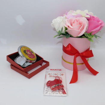 Set cadou aranjament trandafiri de sapun oglinda si martisor forma ie romaneasca din fetru lucrata manual in Romania umpluta cu lavanda - 