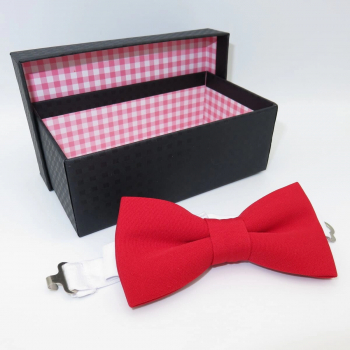 Set cadou pentru el 4 piese papion rosu in cutiuta rama foto indragostiti si o sticla de vina Maiastru 250 ml - ILIF1027 - 23h Events 