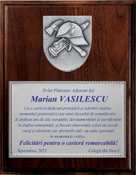 Cadou Placheta Pensionare din Lemn cu Emblema Metalica 