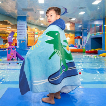 Prosop de baie copii tip poncho culoare albastru model cu dinozaur surfer verde 120x60cm 