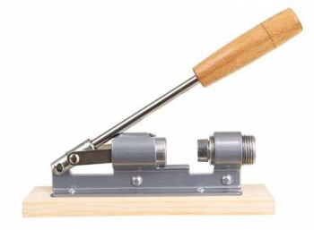 Spargator de nuci Zola® cu suport din lemn manual 20x16x5 cm