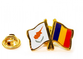Insigna pin steag Romania si Cipru 