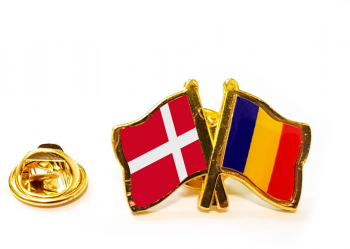 Insigna pin steag Romania si Danemarca 