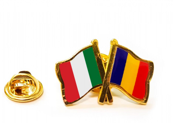 Insigna pin steag Romania si Italia 