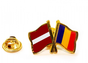 Insigna pin steag Romania si Letonia 