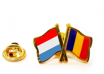 Insigna pin steag Romania si Luxemburg 