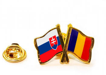 Insigna pin steag Romania si Slovacia 
