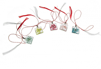 Set 5 martisoare Pandantiv patrat 2x2 7 CM cu flori uscate in rasina 
