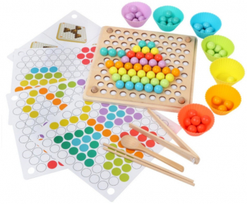 Jucarie din lemn de tip Montessori de indemanare si asociere cu bile colorate 